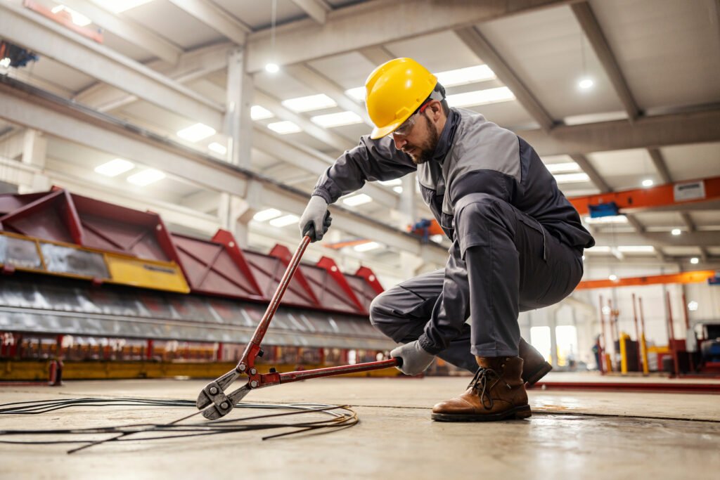 man cutting wire 1024x683